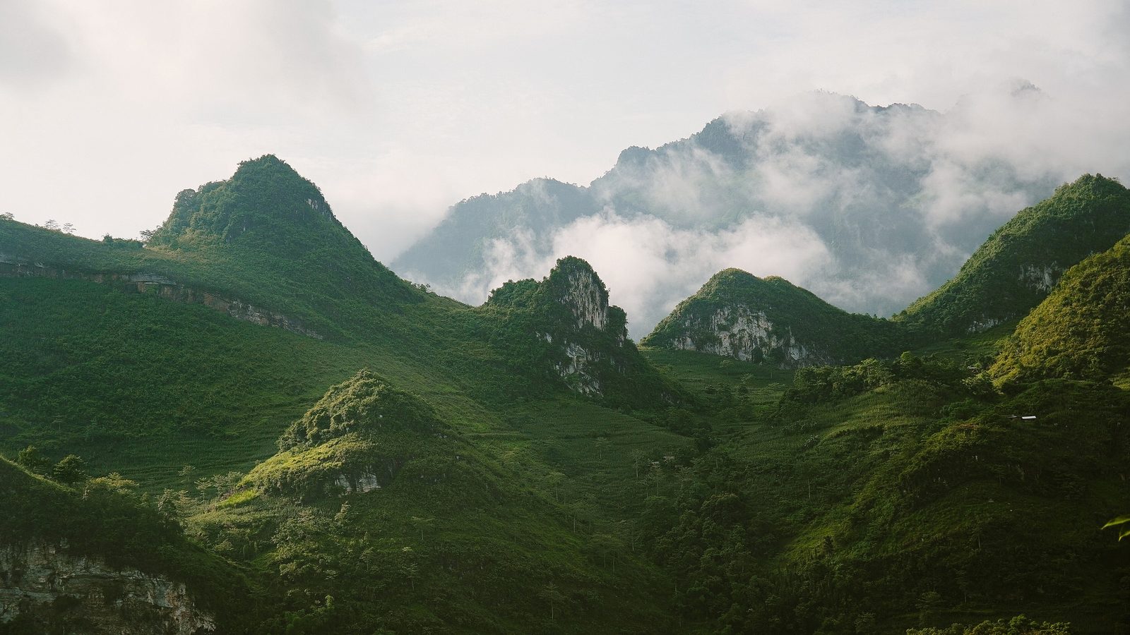 Green peaks and drifting cloud around Du Già
