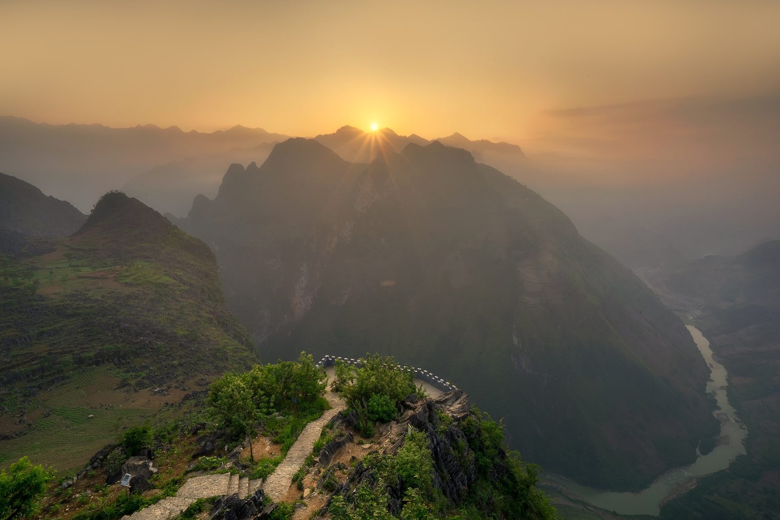 Sunset over the Mã Pí Lèng pass, with the Nho Quế river far below