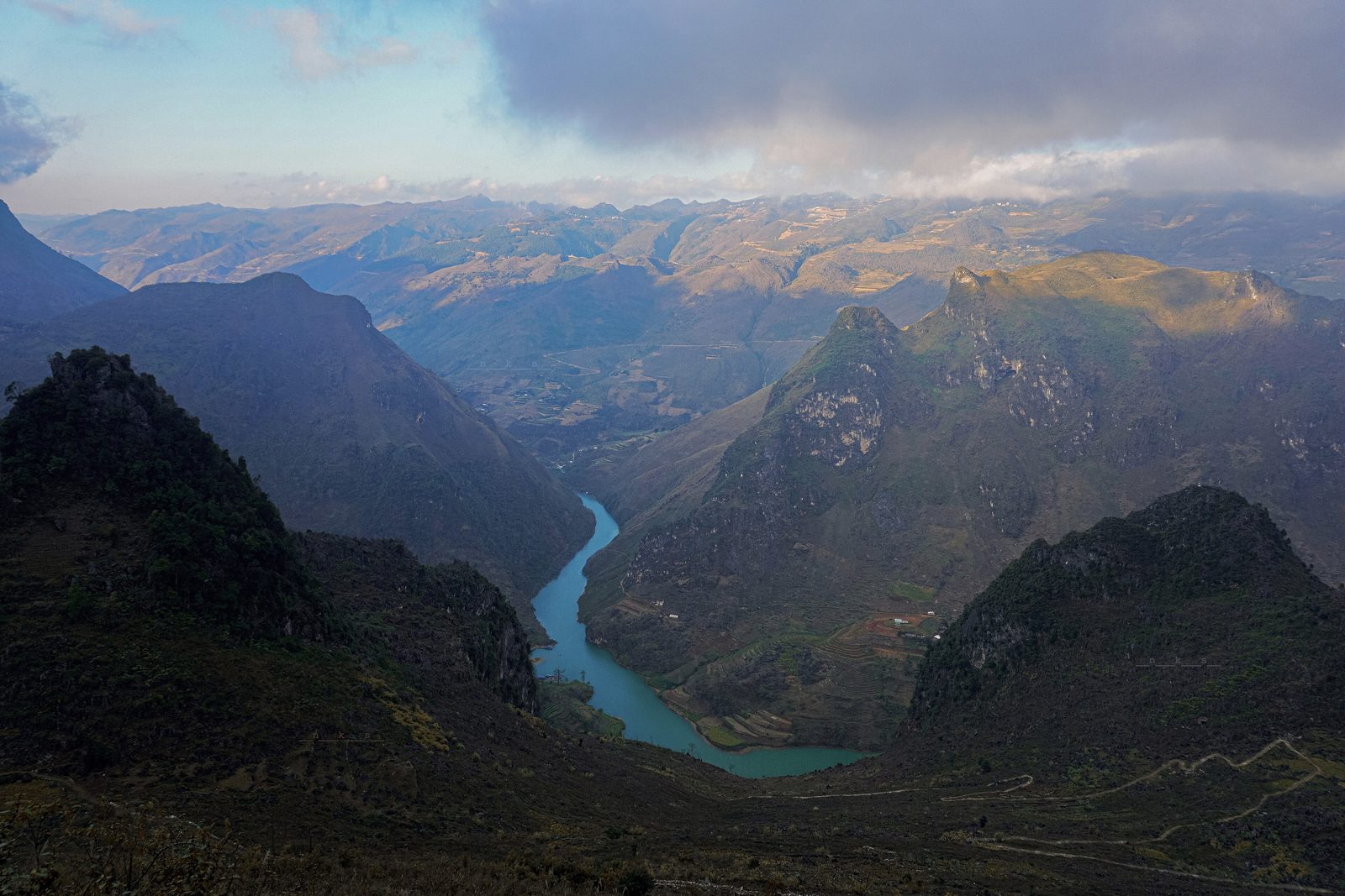 The Nho Quế river in its deep canyon below Mã Pí Lèng