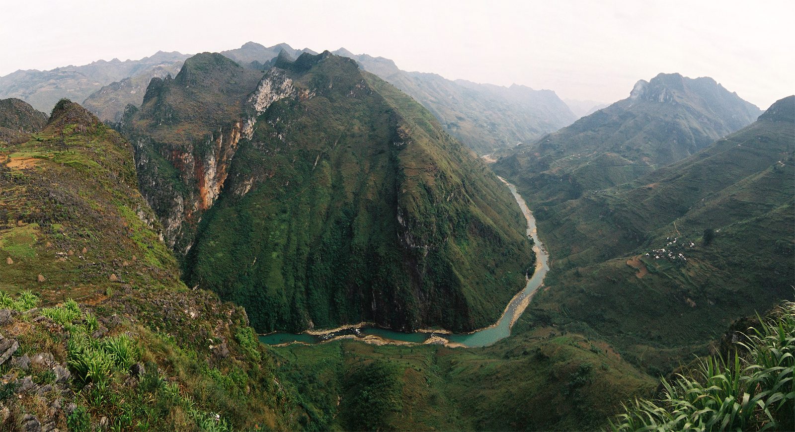 The jade-green Nho Quế river seen from the Mã Pí Lèng pass