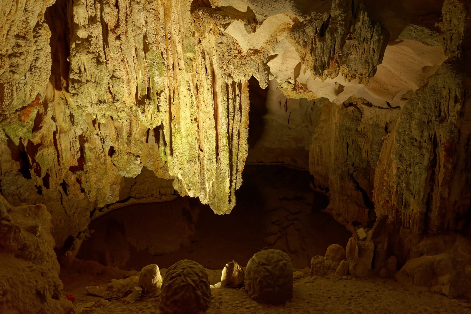 Stalactites inside Surprise Cave (Sửng Sốt)