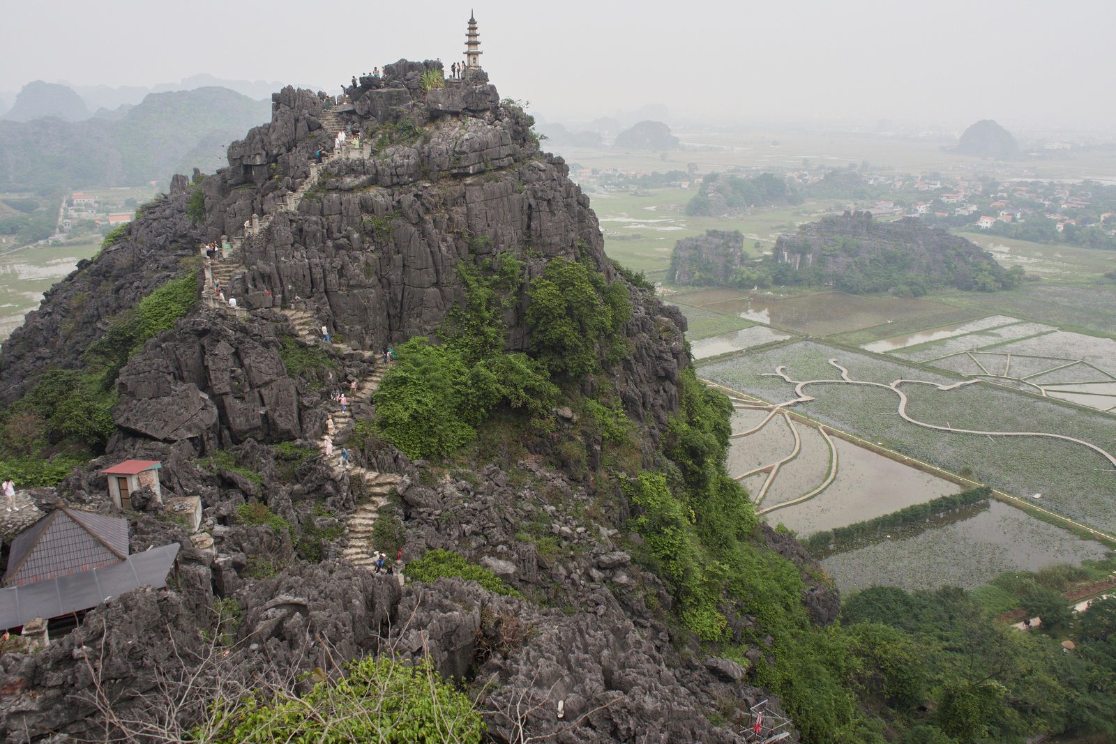 The stone steps and pagoda on the Hang Múa peak