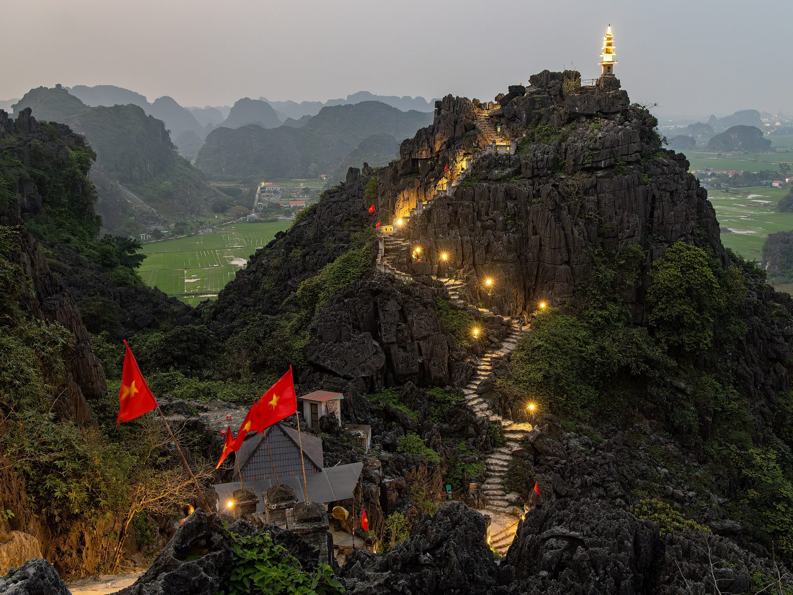 Lights along the Hang Múa steps at dusk